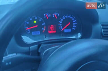 Хэтчбек Volkswagen Golf 2002 в Львове