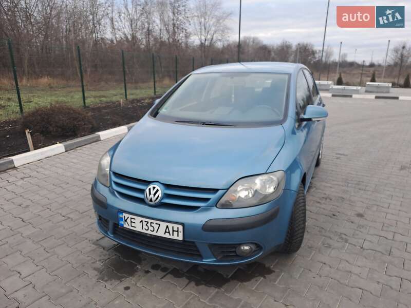 Хэтчбек Volkswagen Golf 2005 в 