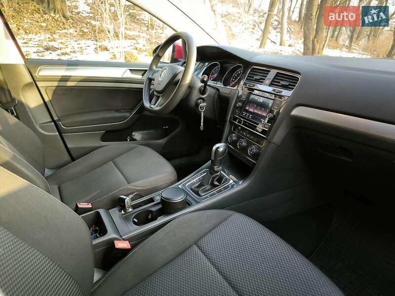 Хетчбек Volkswagen Golf 2017 в Львові