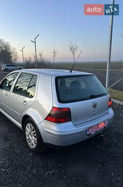 Хэтчбек Volkswagen Golf 2002 в 