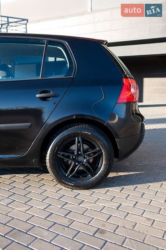Хэтчбек Volkswagen Golf 2004 в Киеве