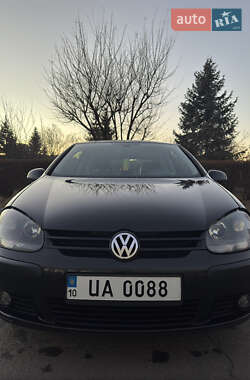 Хэтчбек Volkswagen Golf 2004 в Обухове