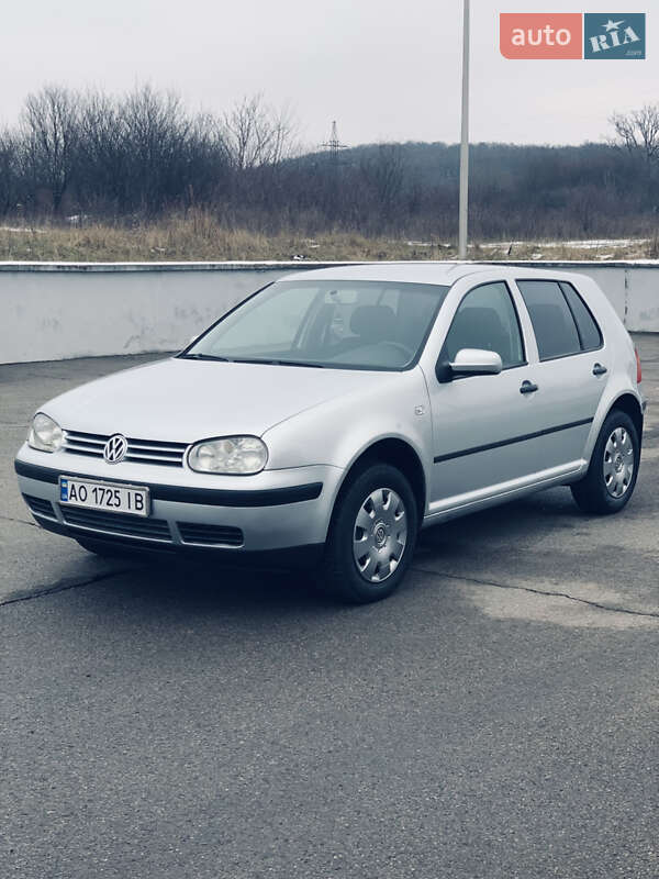 Хетчбек Volkswagen Golf 2002 в Мукачевому