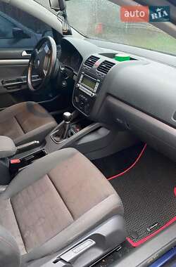 Хетчбек Volkswagen Golf 2006 в 