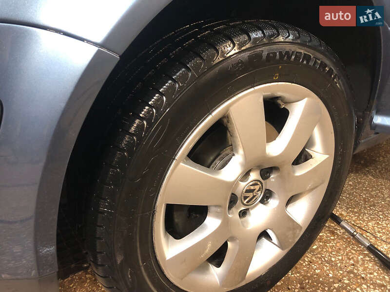 Хетчбек Volkswagen Golf 2003 в Золотоноші