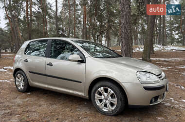 Хетчбек Volkswagen Golf 2004 в Охтирці