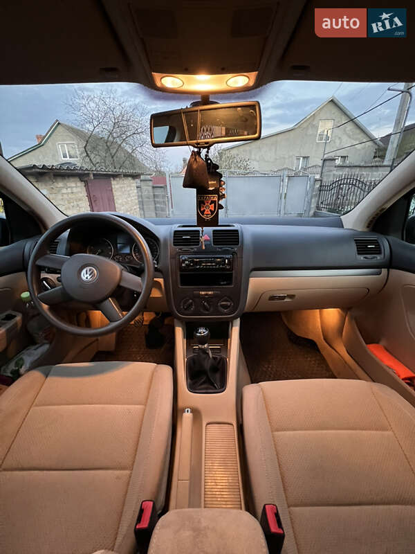 Хэтчбек Volkswagen Golf 2004 в Ровно