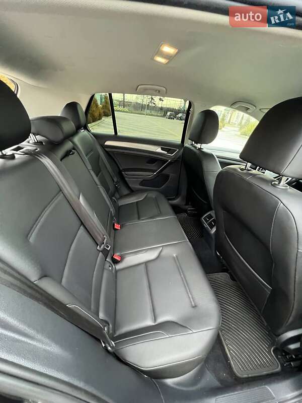 Хэтчбек Volkswagen Golf 2016 в Львове