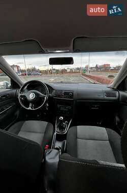 Хэтчбек Volkswagen Golf 2003 в 