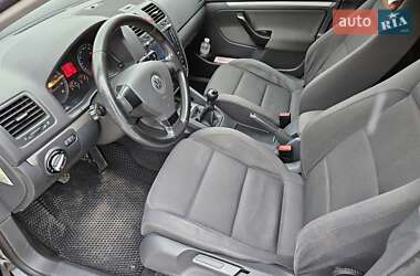 Хэтчбек Volkswagen Golf 2005 в 