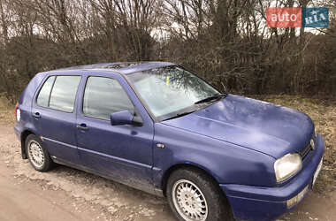 Хетчбек Volkswagen Golf 1997 в Дубровиці