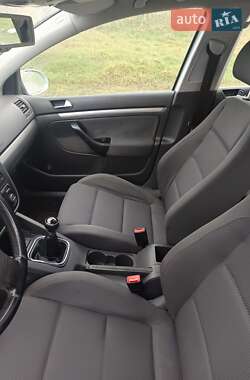 Хетчбек Volkswagen Golf 2004 в 