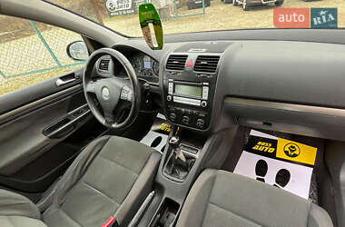 Хэтчбек Volkswagen Golf 2004 в 