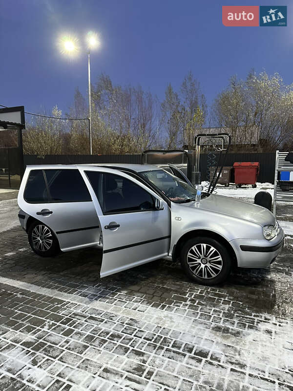 Хетчбек Volkswagen Golf 2002 в Звягелі