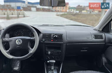 Хетчбек Volkswagen Golf 2002 в Чернівцях