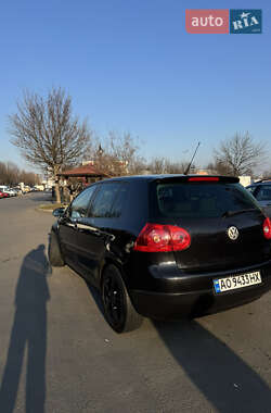 Хэтчбек Volkswagen Golf 2005 в 