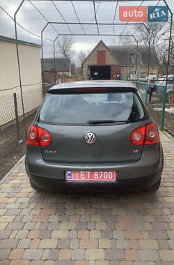 Хэтчбек Volkswagen Golf 2005 в Ровно