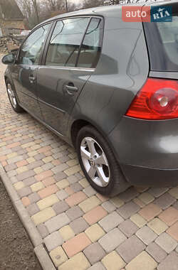 Хэтчбек Volkswagen Golf 2005 в Ровно