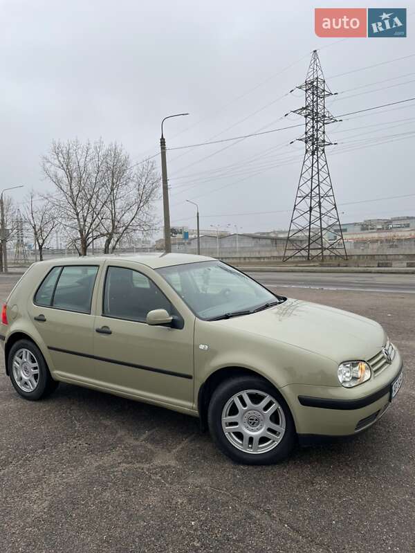 Хетчбек Volkswagen Golf 2002 в Запоріжжі