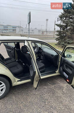 Хетчбек Volkswagen Golf 2002 в Запоріжжі