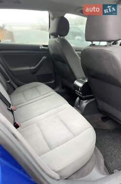 Хэтчбек Volkswagen Golf 2003 в 