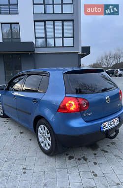 Хэтчбек Volkswagen Golf 2004 в Новояворовске