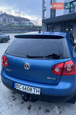 Хэтчбек Volkswagen Golf 2004 в Новояворовске