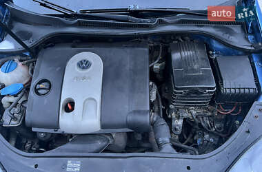 Хэтчбек Volkswagen Golf 2004 в Новояворовске