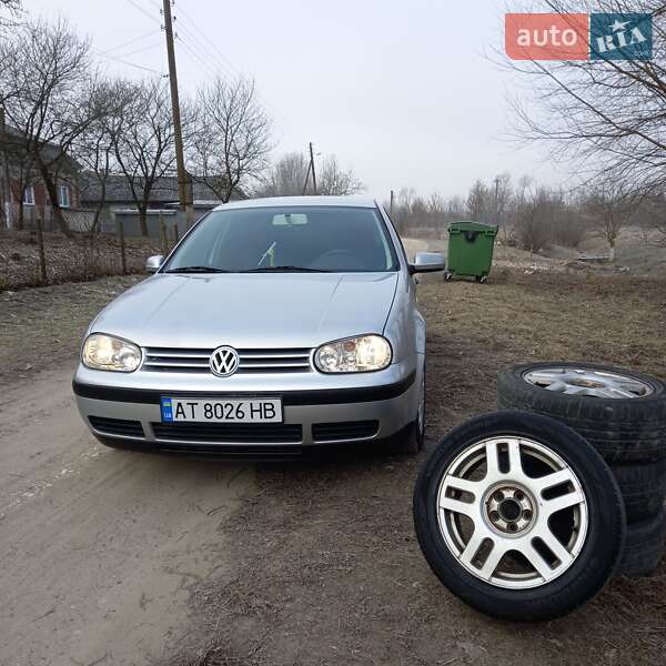 Хэтчбек Volkswagen Golf 2001 в Рогатине