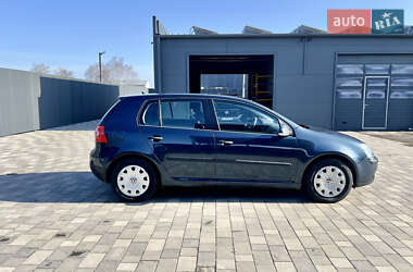 Хэтчбек Volkswagen Golf 2005 в 
