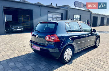 Хэтчбек Volkswagen Golf 2005 в 