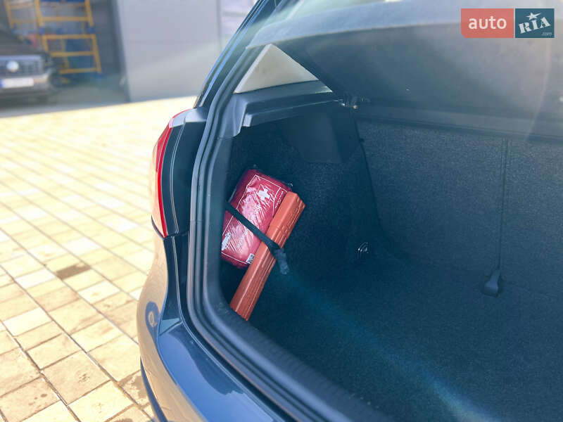 Хэтчбек Volkswagen Golf 2005 в Полтаве