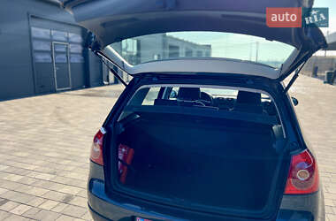 Хэтчбек Volkswagen Golf 2005 в 