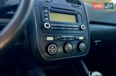 Хэтчбек Volkswagen Golf 2005 в 
