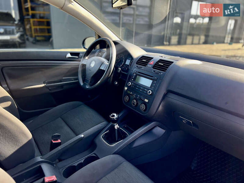 Хэтчбек Volkswagen Golf 2005 в Полтаве