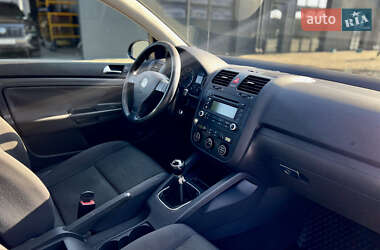 Хэтчбек Volkswagen Golf 2005 в 