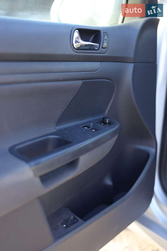 Хетчбек Volkswagen Golf 2004 в Хмельницькому