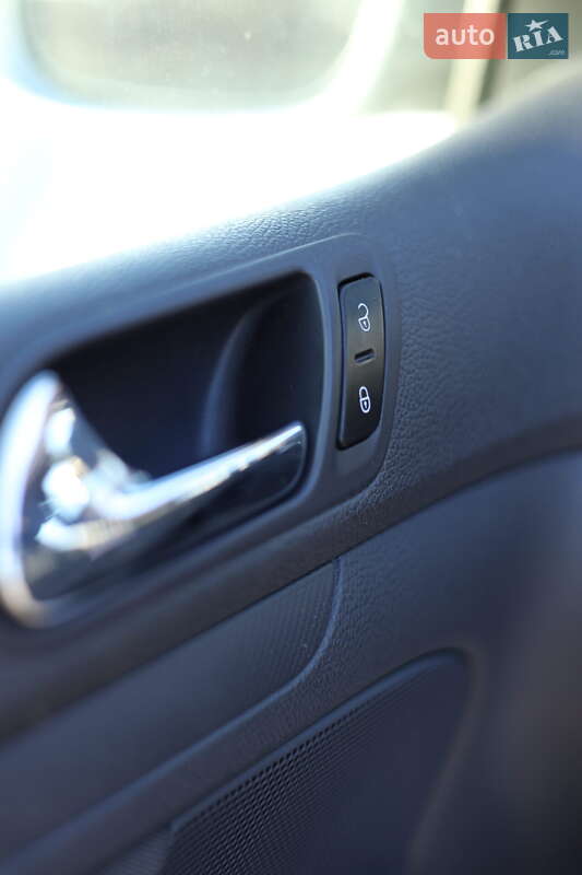 Хетчбек Volkswagen Golf 2004 в Хмельницькому