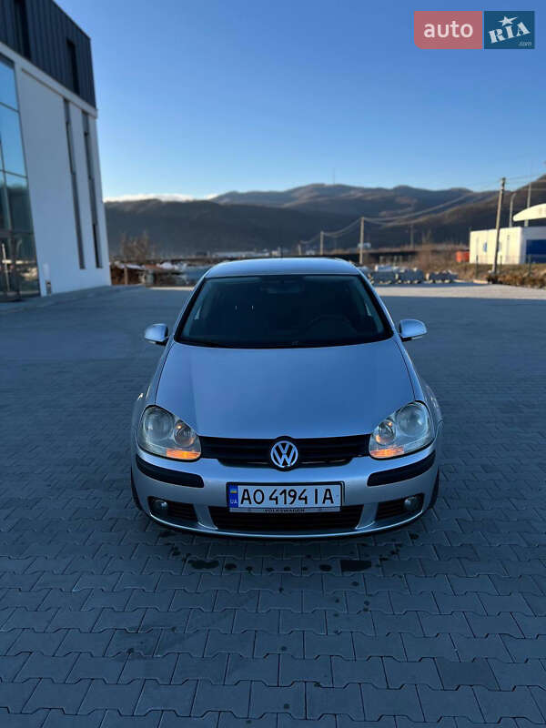 Хетчбек Volkswagen Golf 2005 в Хусті