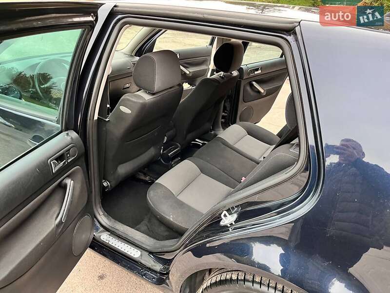 Хетчбек Volkswagen Golf 2001 в Львові