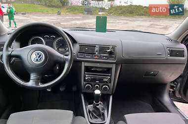 Хэтчбек Volkswagen Golf 2001 в 