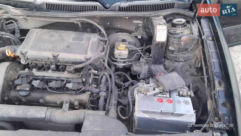 Хэтчбек Volkswagen Golf 2002 в Староконстантинове