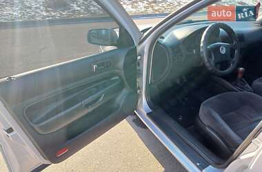 Хэтчбек Volkswagen Golf 1999 в 