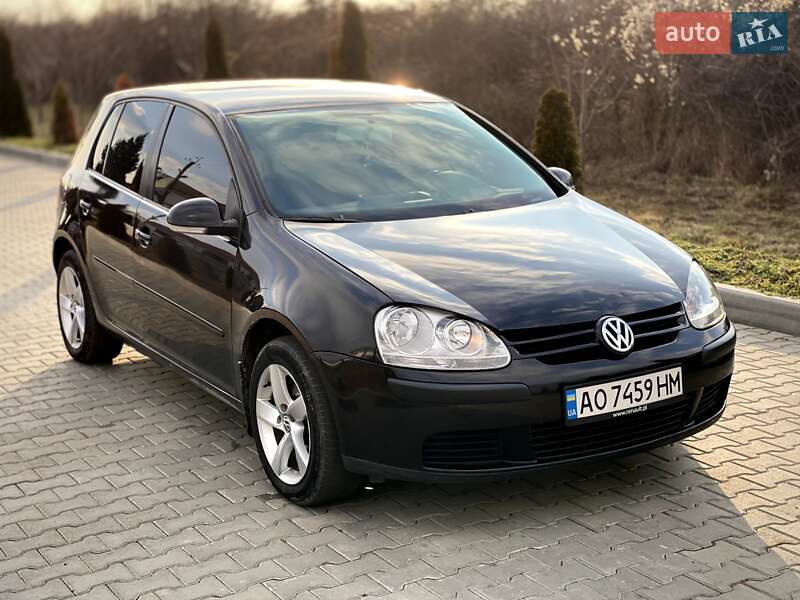 Хетчбек Volkswagen Golf 2004 в Мукачевому