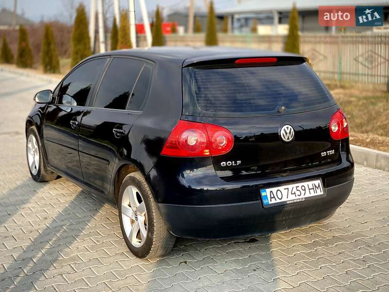 Хетчбек Volkswagen Golf 2004 в Мукачевому