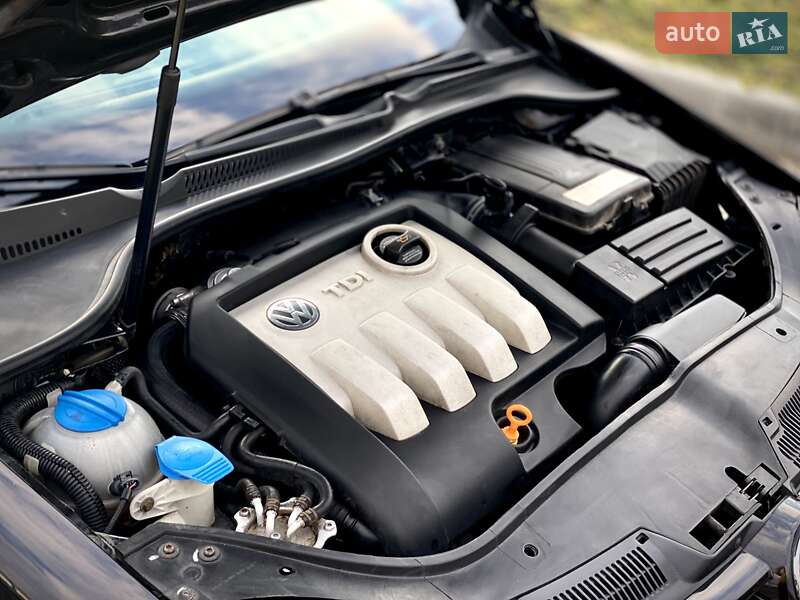 Хетчбек Volkswagen Golf 2004 в Мукачевому
