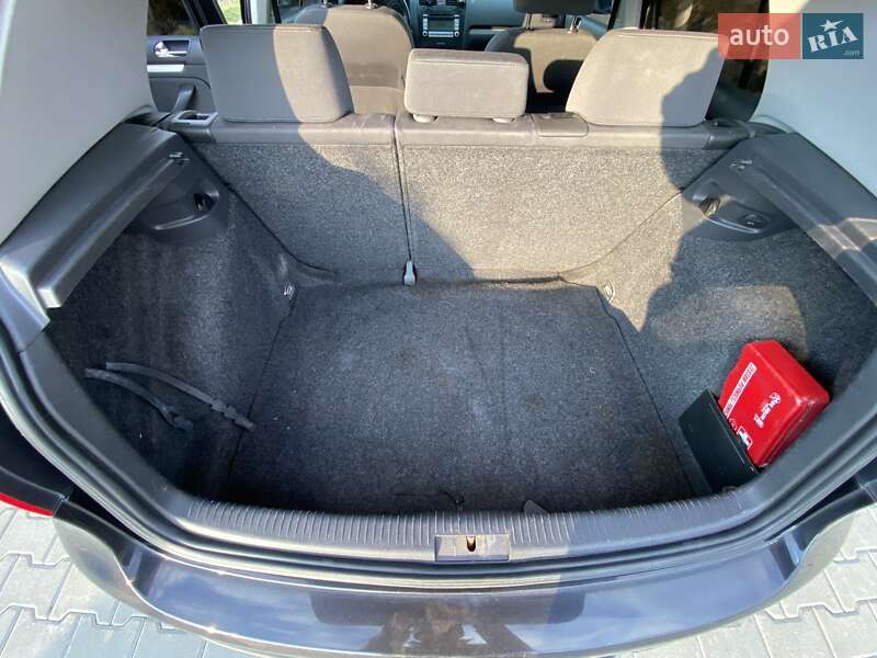 Хетчбек Volkswagen Golf 2004 в Мукачевому