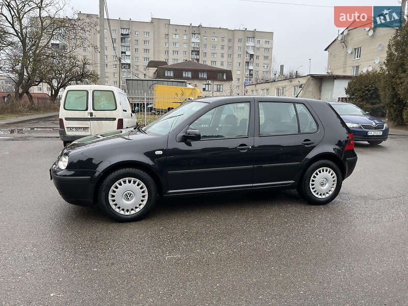 Хэтчбек Volkswagen Golf 2001 в 