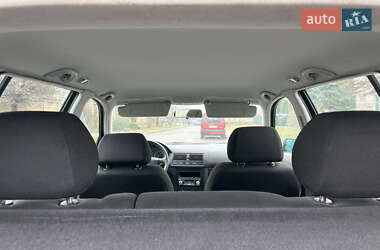 Хэтчбек Volkswagen Golf 2001 в 