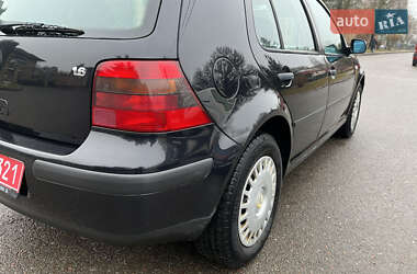 Хэтчбек Volkswagen Golf 2001 в 